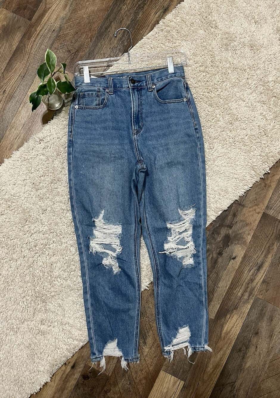 American Eagle 0 X-Short Medium Wash Distressed Frayed Ankle High-Rise Mom Jeans